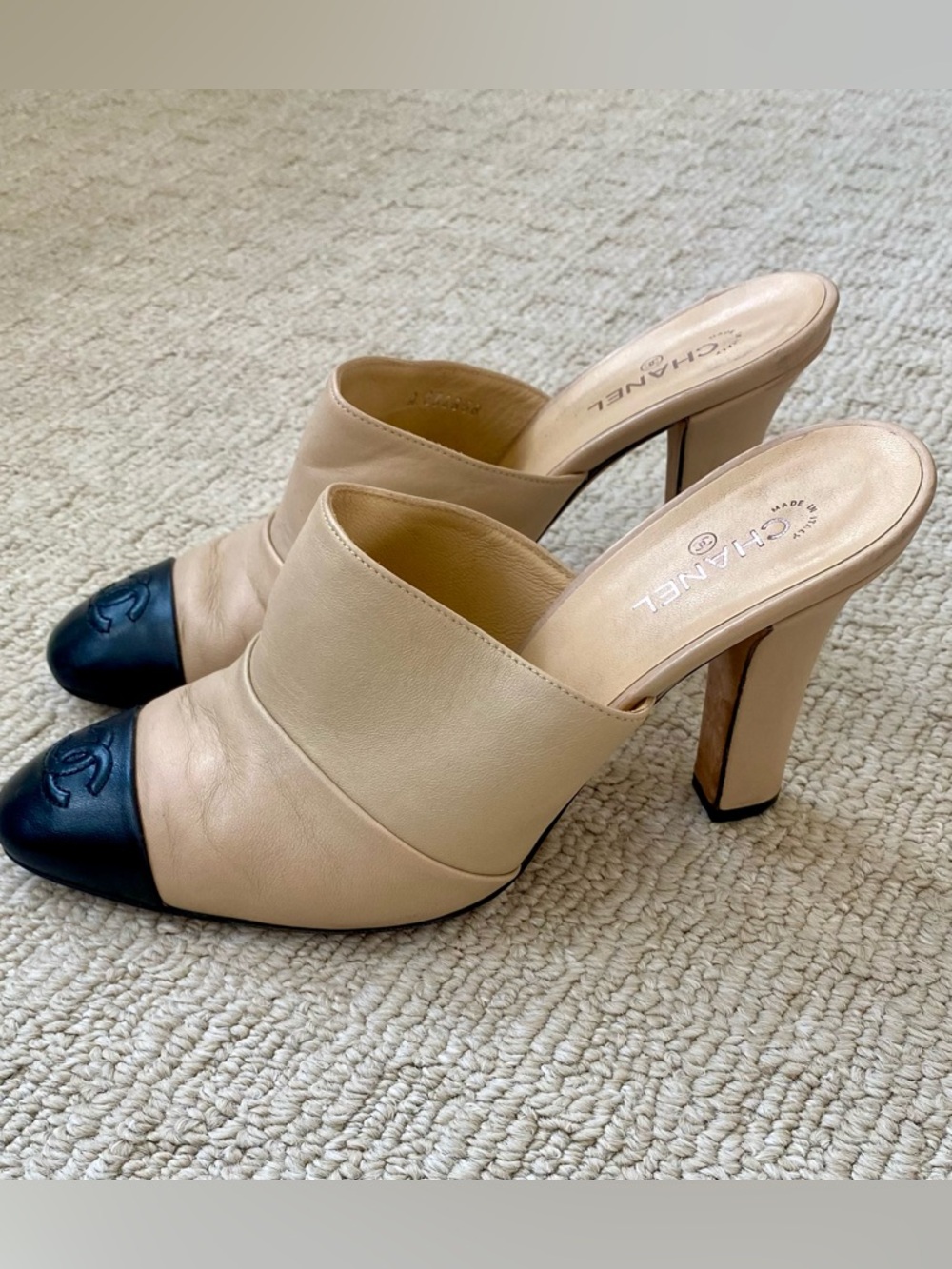 CHANEL Two-Tone Beige and Black Cap-Toe Mule Heels - size 7 1/2 - Picture 3 of 12